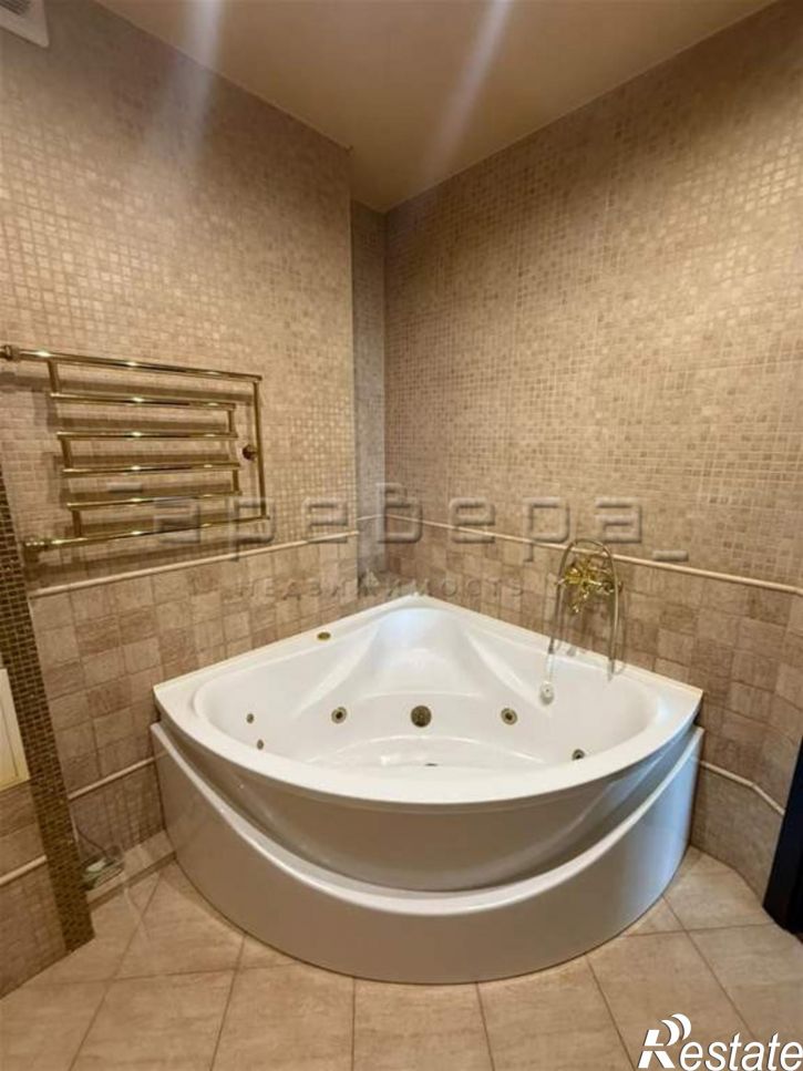3-комн квартира Авиаторов, 23